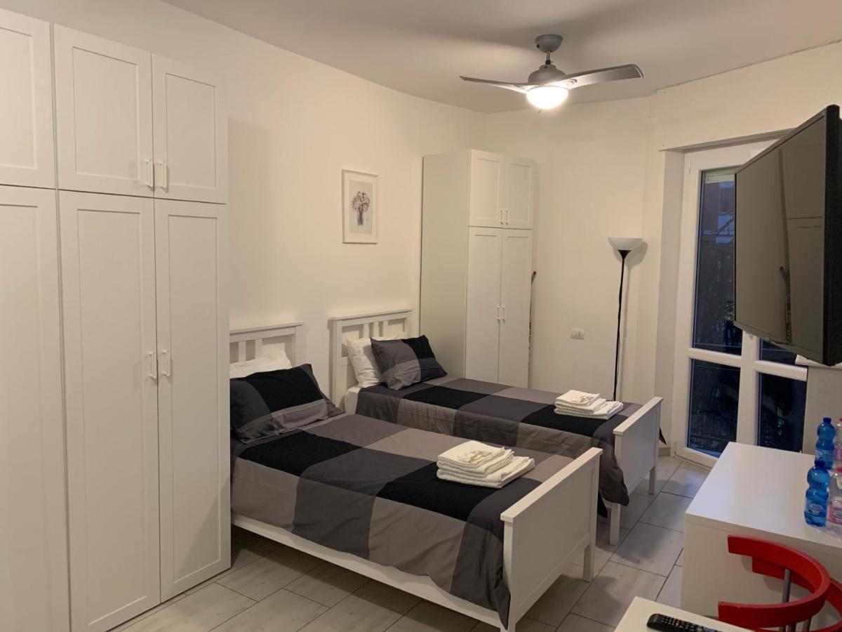 Metro Famagosta - Luminoso Appartamento Con Balcone Free Wifi & Parking Милано Екстериор снимка